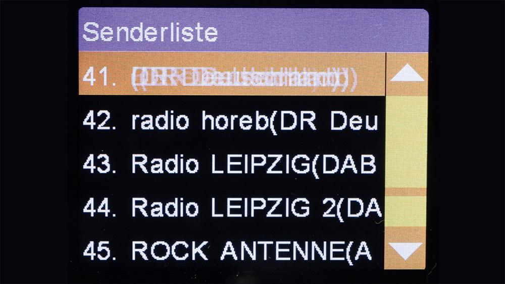 Das Display zeigt neben dem Sendernamen auch den aktuell laufenden Titel an sowie Informationen zum Empfang und Speicherplatz