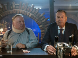 Axel Prahl und Roland Kaiser am Tresen einer Bar