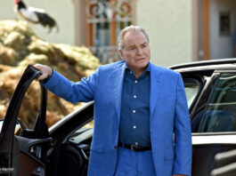 Fritz Wepper steht in der Tür eines Autos