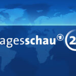 Logo Tagesschau24 blau mit Weltkarten-Hintergrund