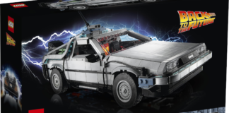 Das LEGO Modell des DeLorean aus 2022: Karton der Zeitmaschine