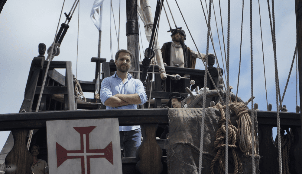 Terra X Moderator Mirko Drotschmann per digitalem Effekt auf dem Schiff "Santa Maria", mit dem Christoph Kolumbus die neue Welt entdeckte.