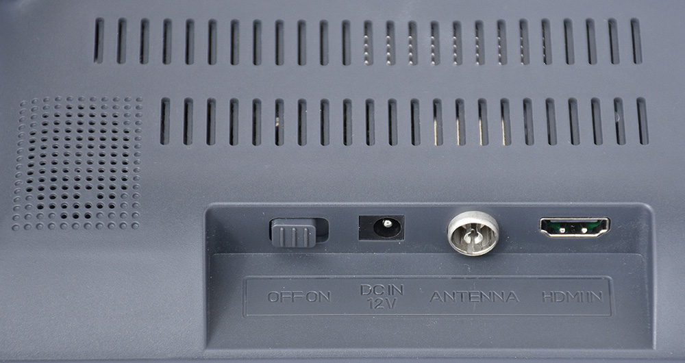 An der linken Seite ist neben der Netzteil- und Antennenbuchse auch ein HDMI-Eingang, etwa für den Anschluss eines Sat-Receivers, eingebaut