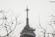 Die Spitze vom Eiffelturm