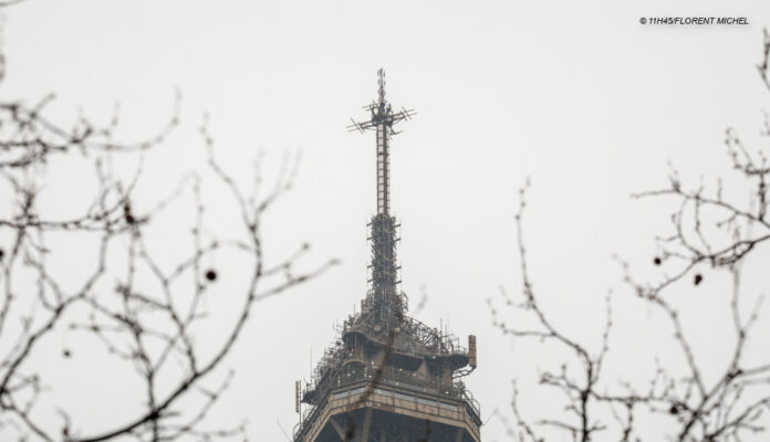 Die Spitze vom Eiffelturm