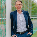 Sportschau-Chef Steffen Simon lehnt an Pfosten