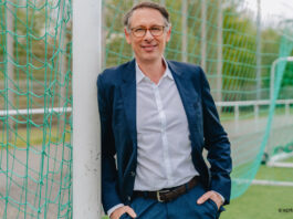 Sportschau-Chef Steffen Simon lehnt an Pfosten