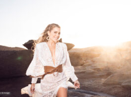 Sylvie Meis im Gegenlicht der Sonne am Stand