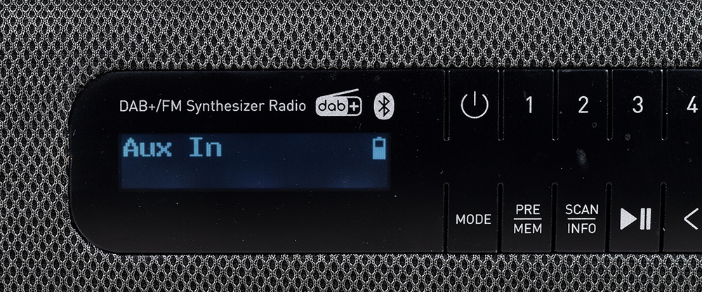 Neben dem Digitalradioempfang kann der mobile Lautsprecher auch über einen Aux-In mit Akustiksignalen versorgt werden
