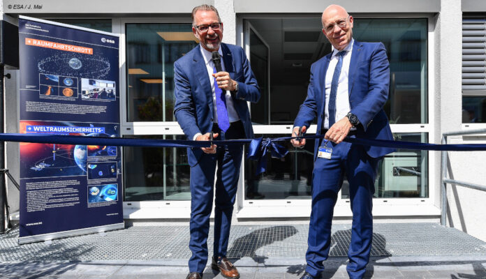 Space Security-Zentrum Darmstadt: Zentrumsleiter Rolf Densing und Josef Aschbacher bei der Einweihung.