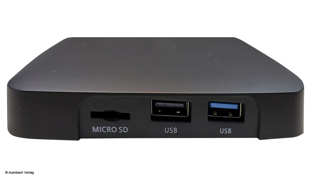 Zwei USB-SChnittstellen befinden sich an der Seite der Box. An dieser steht auch ein Micro-SD-Kartenleser bereit, über den sich der Speicher deutlich aufrüsten lässt