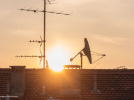 Satelliten-Schüssel auf dem Dach