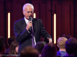 Harald Schmidt im Rahmen der Prime-Serie "One Mic Stand"