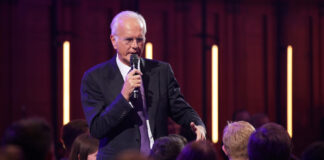 Harald Schmidt im Rahmen der Prime-Serie "One Mic Stand"