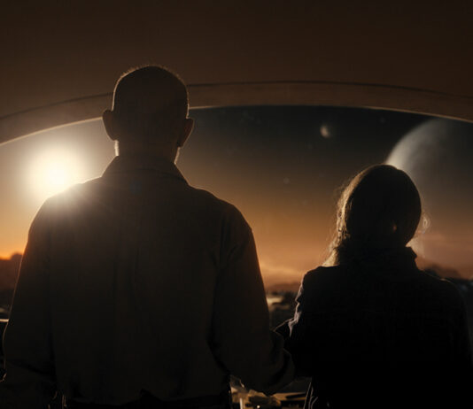 Night Sky bei Amazon Prime Video: Irene und Frankling durchschreiten das Portal