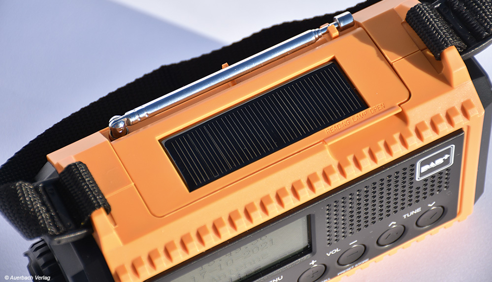 An der Oberseite des CR 1009 Pro DAB befindet sich eine Solarzelle. Sie erzeugt einen Ladestrom von bis zu 50 mA