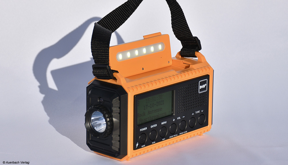 Das Notfall- und Outdoorradio hat auch je eine Taschen- und Leselampe integriert, für die zwei Leuchtstufen vorgesehen sind