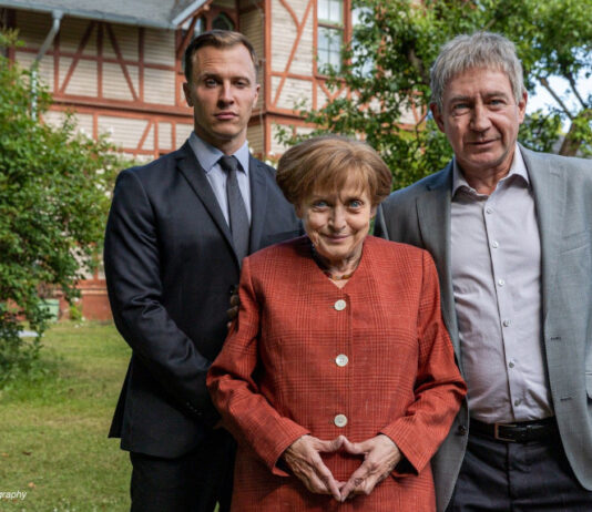 Katharina Thalbach als Miss Merkel