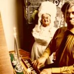 Christoph Schlingensief spielt als Hitler verkleidet Orgel