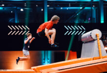 Zwei Kandidaten der RTL-Show "Big Bounce" mitten im Flug über den Parcours