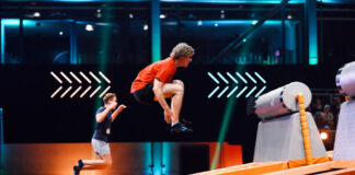 Zwei Kandidaten der RTL-Show "Big Bounce" mitten im Flug über den Parcours
