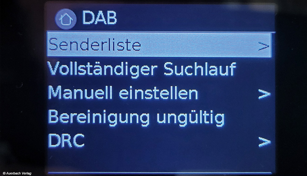 Der Suchlauf kann wie üblich automatisch, also über das komplette Frequenzband, oder manuell über eine vordefinierte Frequenz absolviert werden