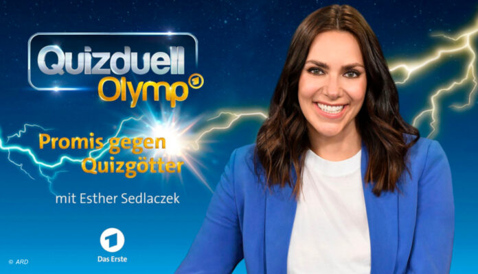 Esther Sedlaczek vor dem Quizduell Logo