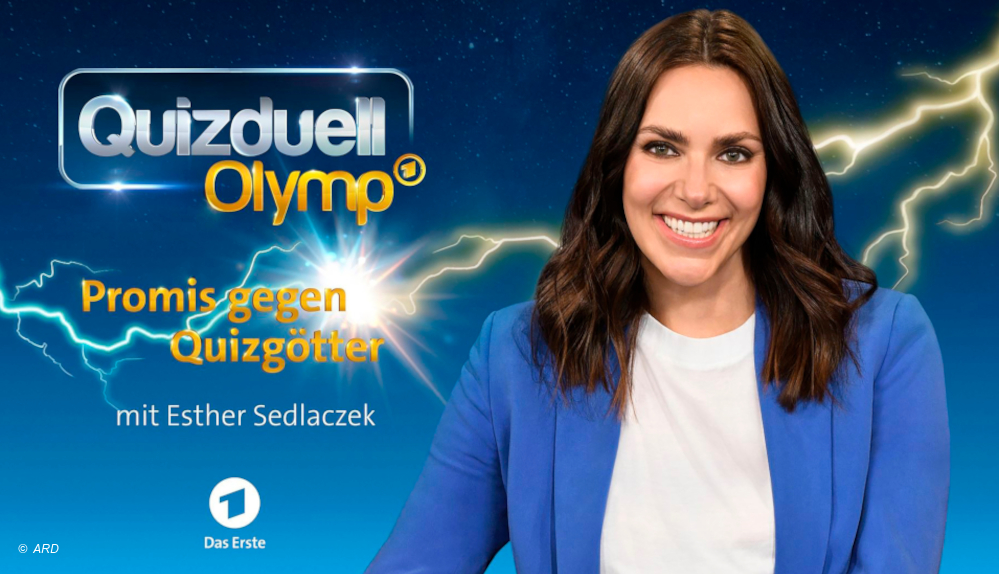 Esther Sedlaczek vor dem Quizduell Logo