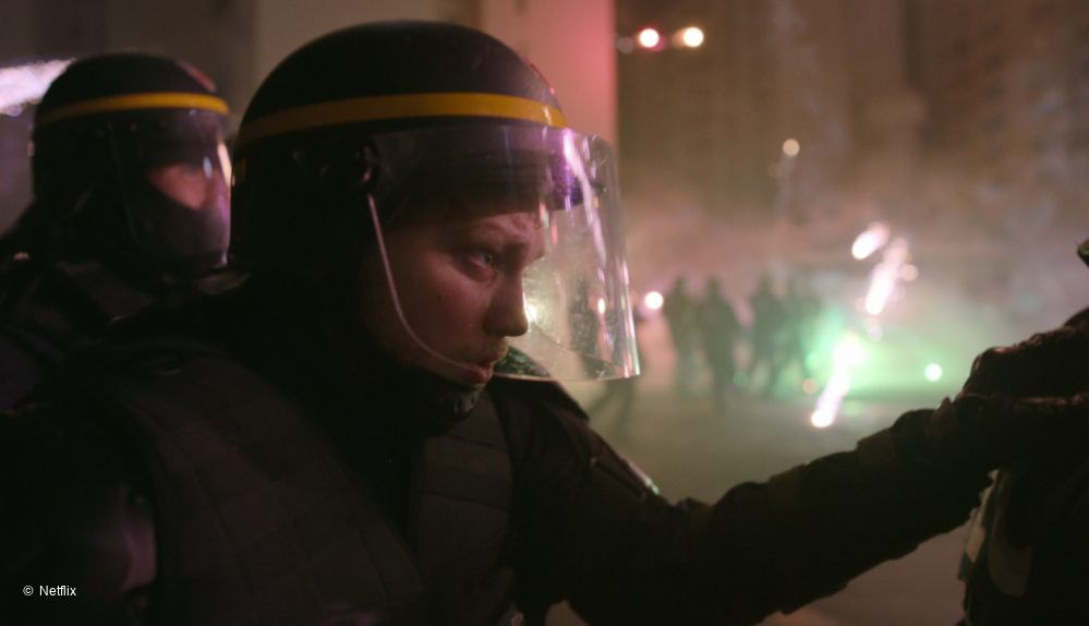 Polizist mit Helm