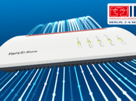 Fritzbox vor blauem Hintergrund