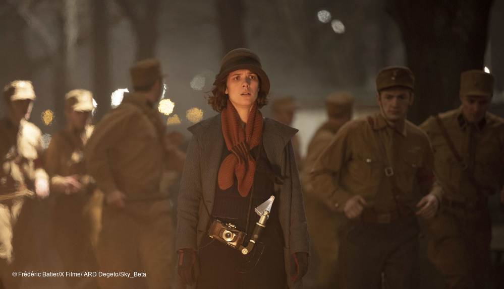 Babylon Berlin Staffel vier: Liv Lisa Fries auf der Berliner Straße