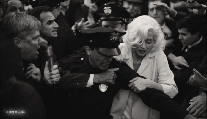 Marilyn Monroe und Polizist in Menschenmenge