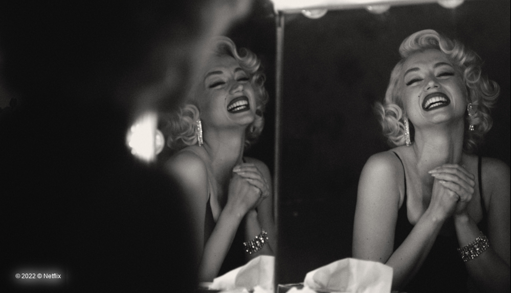 Marilyn Monroe vor dem Spiegel