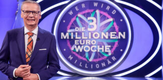 Günther Jauch mit Geld bei "Wer wird Millionär"