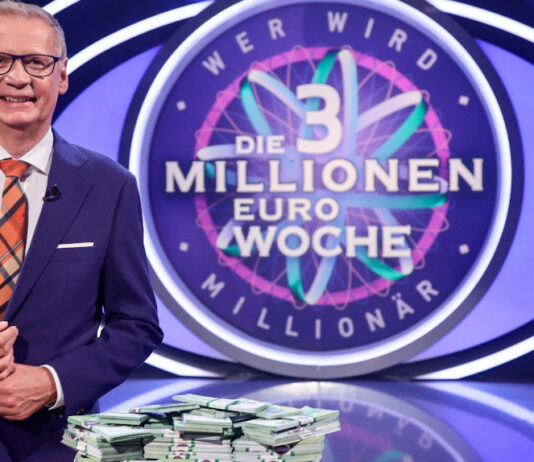 Günther Jauch mit Geld bei "Wer wird Millionär"