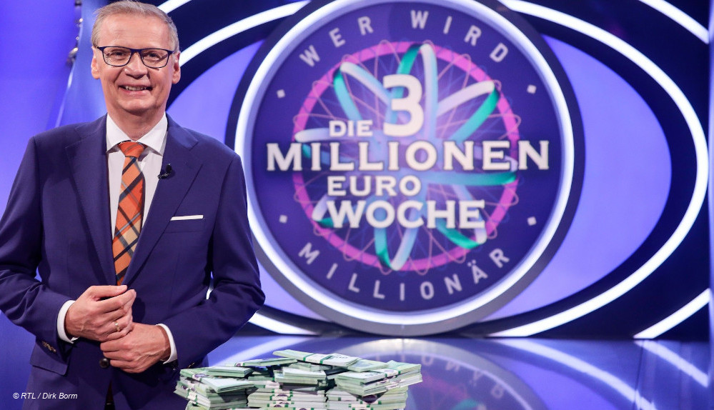 Günther Jauch mit Geld bei "Wer wird Millionär"