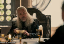 Paddy Considine als Viserys Targaryen am Tisch