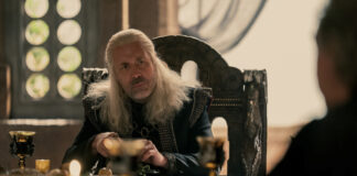 Paddy Considine als Viserys Targaryen am Tisch