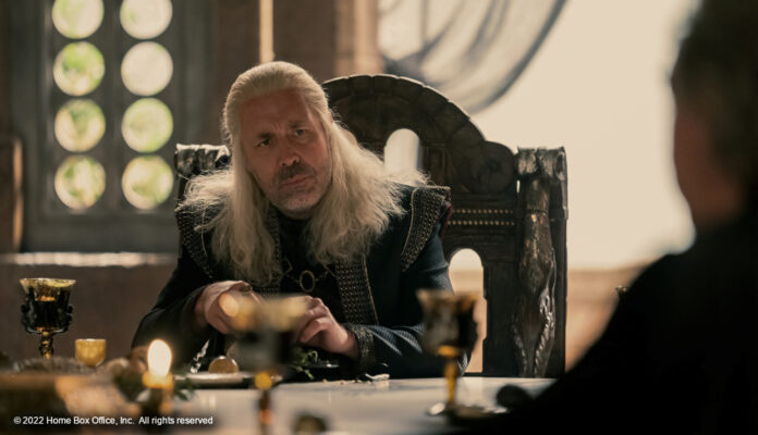 Paddy Considine als Viserys Targaryen am Tisch