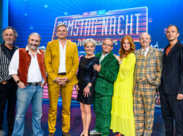 RTL Samstag Nacht kehrt zurück. Die alte Garde vor dem Logo der Kult-Show.