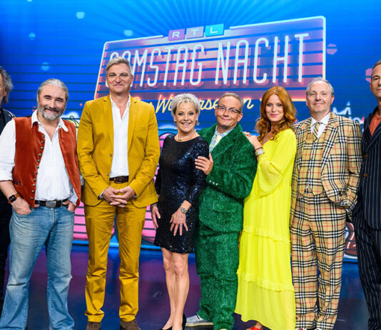 RTL Samstag Nacht kehrt zurück. Die alte Garde vor dem Logo der Kult-Show.