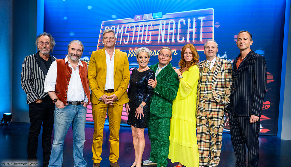 RTL Samstag Nacht kehrt zurück. Die alte Garde vor dem Logo der Kult-Show.