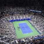 Blick von oben in eine Tennis-Arena