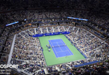 Blick von oben in eine Tennis-Arena