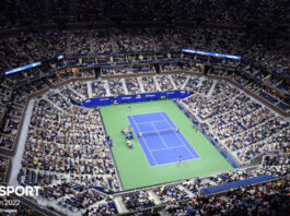Blick von oben in eine Tennis-Arena