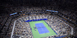 Blick von oben in eine Tennis-Arena
