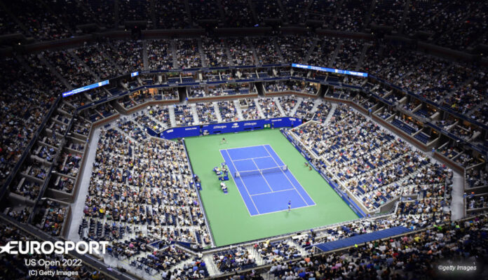 Blick von oben in eine Tennis-Arena