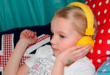 kleines Mädchen mit Kopfhörern