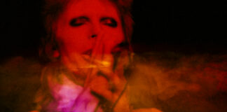 David Bowie in rotem Dunstschleier