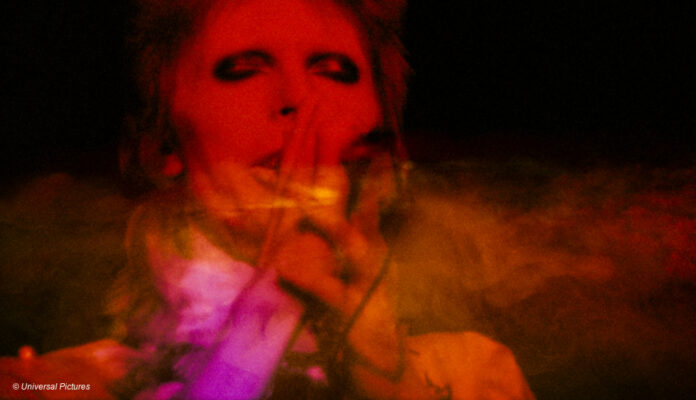David Bowie in rotem Dunstschleier